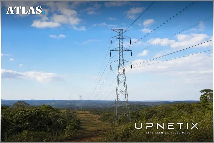Linha de transmissão de energia elétrica em região remota sem cobertura celular no Brasil.