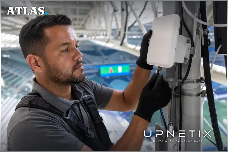 Técnico instalando ponto de acesso Wi-Fi 6 em estádio com equipamentos profissionais