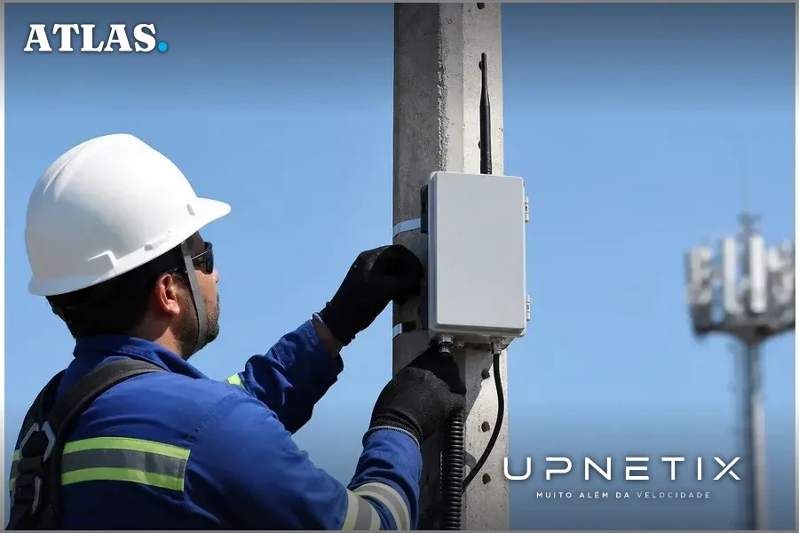 Dispositivo sensor IoT NB-IoT instalado em poste de energia para monitoramento remoto.