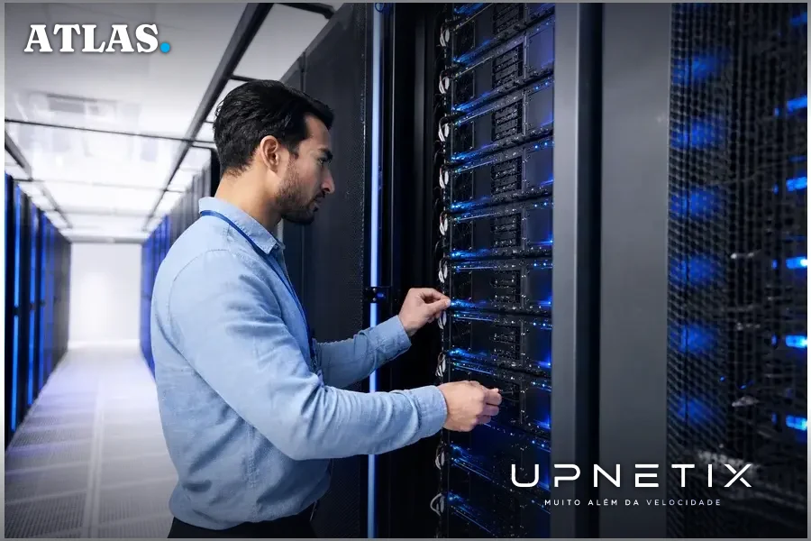 Datacenter moderno com servidores e GPUs de alto desempenho em iluminação azulada