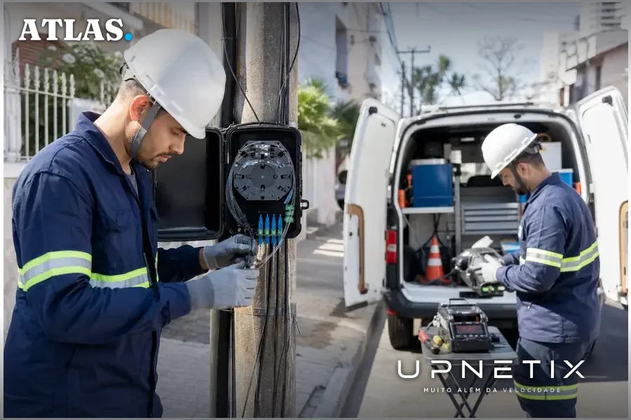Técnicos instalando fibra óptica em cidade de Santa Catarina