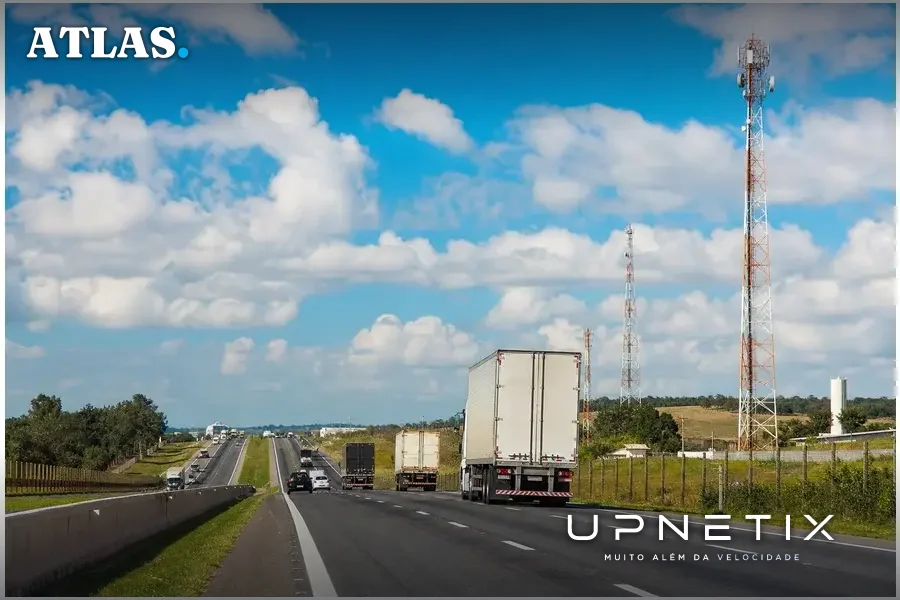 Rodovia brasileira com veículos e torres de telefonia móvel ao longo da estrada, em estilo realista.