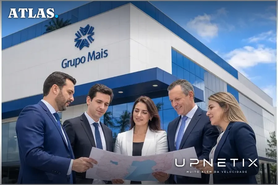 Executivos do Grupo Mais em reunião externa com mapas de Santa Catarina, prédio comercial ao fundo.
