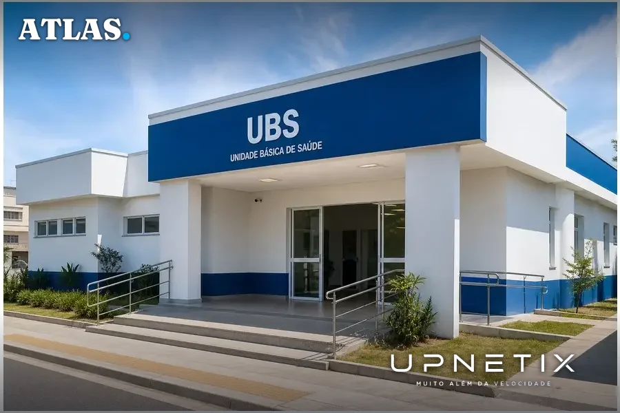 Fachada realista e iluminada de uma Unidade Básica de Saúde brasileira com fachada moderna e sinalização genérica