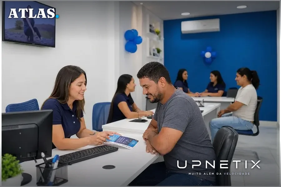 Equipe de ISP regional atendendo clientes localmente em escritório moderno com decoração azul e branca.