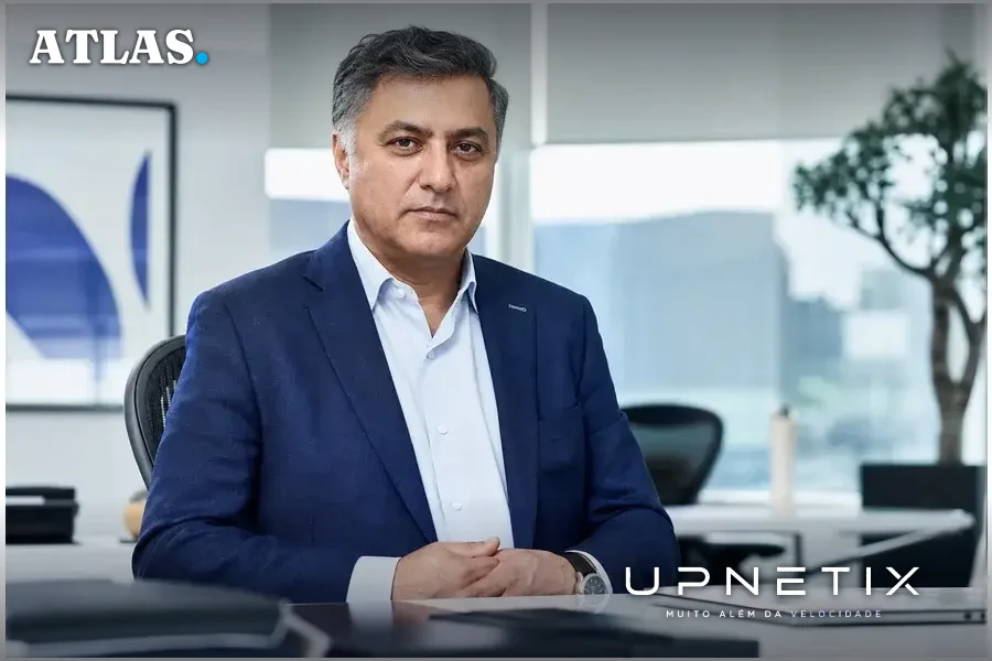 Retrato realista de Nikesh Arora, CEO da Palo Alto Networks, em escritório moderno e iluminado.