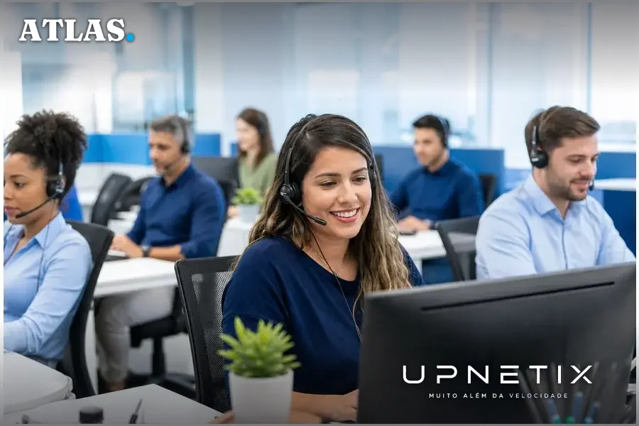 Central de SAC brasileira com operadores humanos atendendo por telefone e chats digitais em ambiente corporativo claro e moderno.