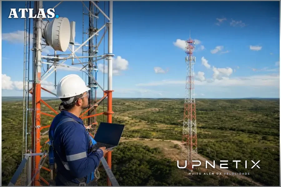 Torres de celular 4G em área rural brasileira com estrada ao fundo