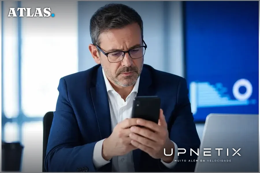 Executivo de segurança da informação preocupado usando smartphone em ambiente corporativo moderno.