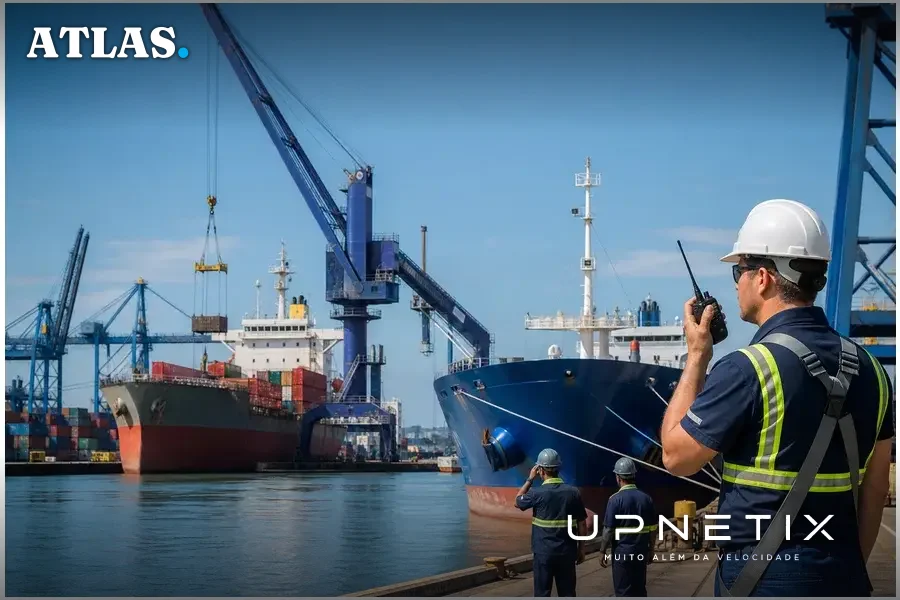 Movimentação portuária no Porto de Itajaí com navios e guindastes.