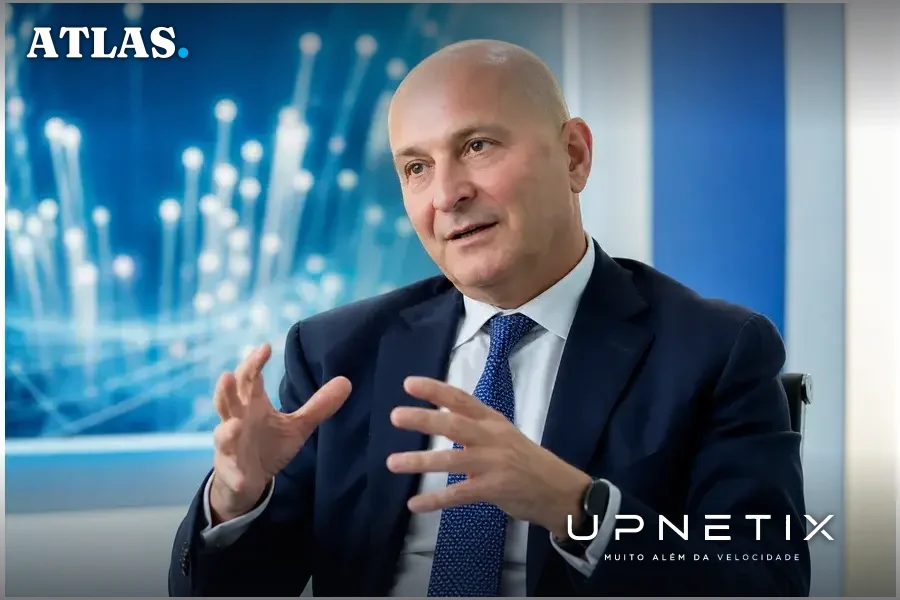 Retrato profissional de Massimo Sarmi, CEO da FiberCop, em escritório corporativo moderno.